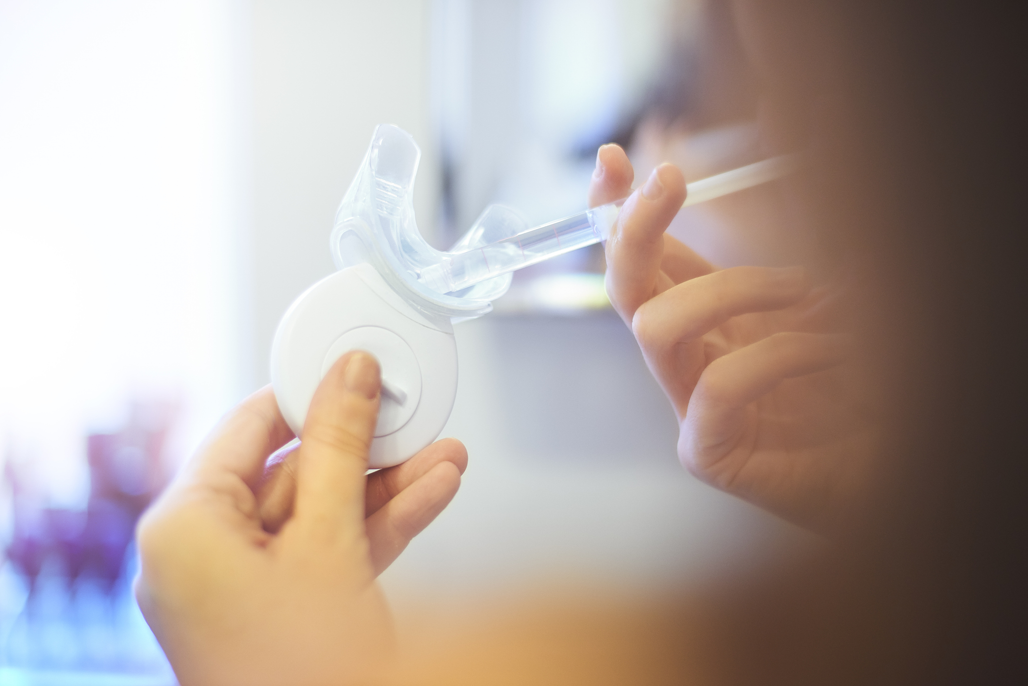 ¿Es seguro blanquear tus dientes en casa? Lo que debes saber