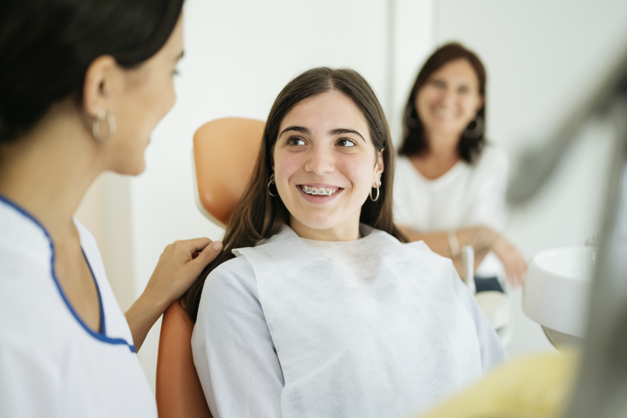 Cómo los cambios hormonales afectan a encías y dientes