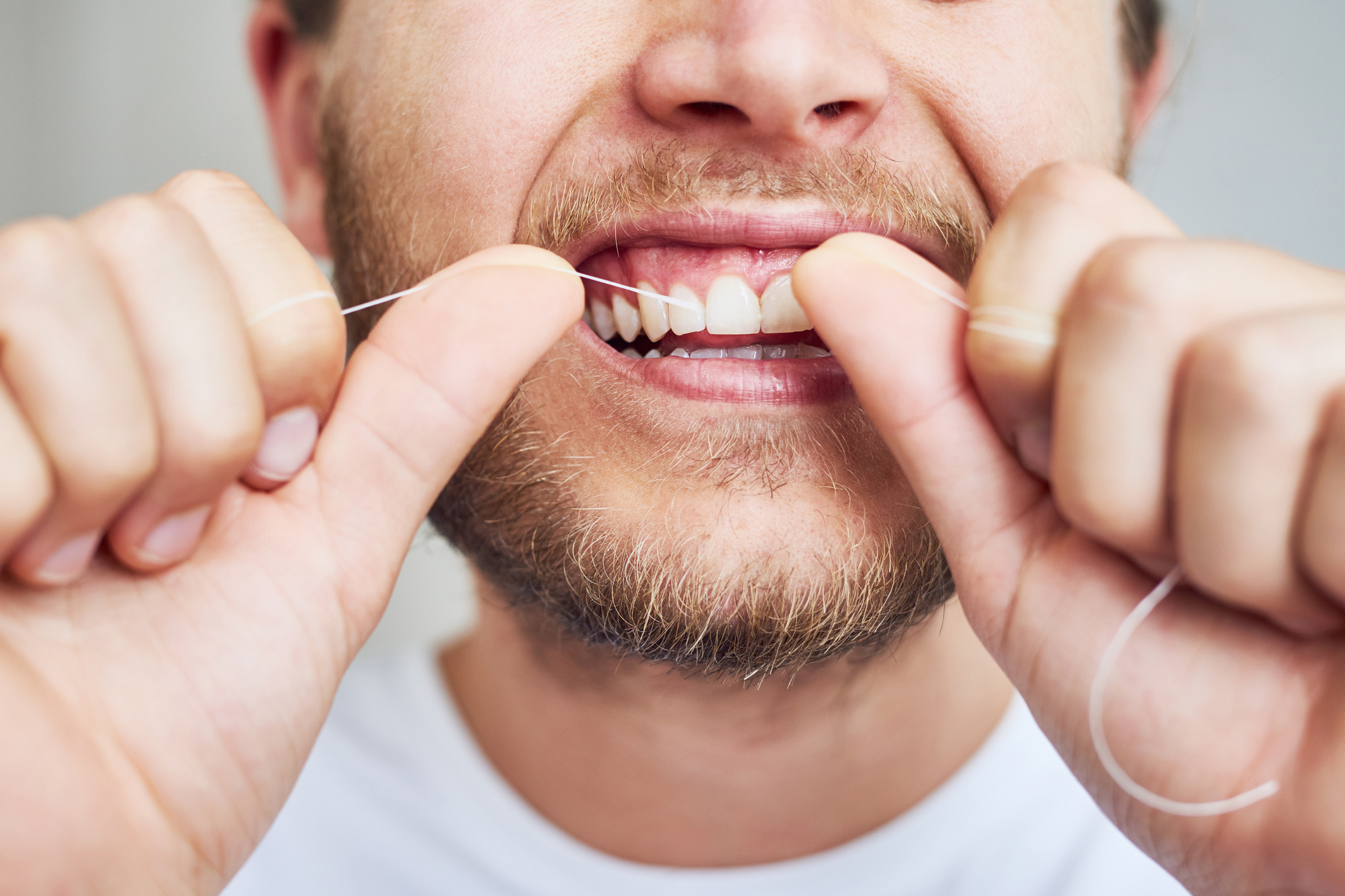 Cómo la higiene interdental puede prevenir problemas articulares y mandibulares